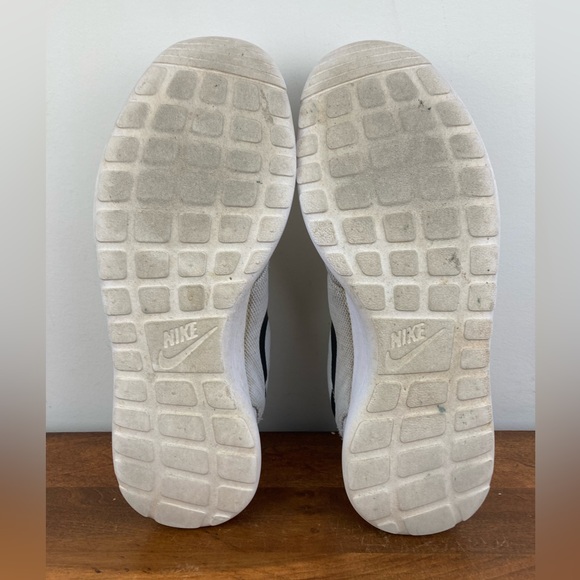 Nike Women’s Roshe One Running Shoes Size 12 White Black Oreo Mesh 844994-101. - Picture 11 of 13